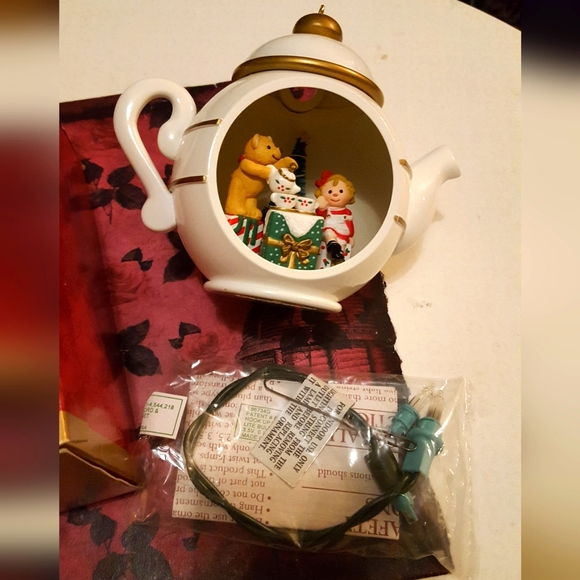 Vintage 1997 Hallmark Keepsake Teapot Ornament - Picture 4 of 6